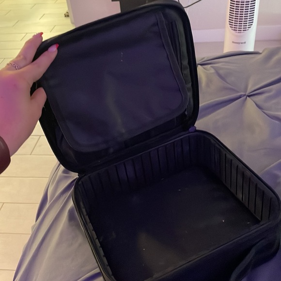 Small makeup travel case - Picture 2 of 3